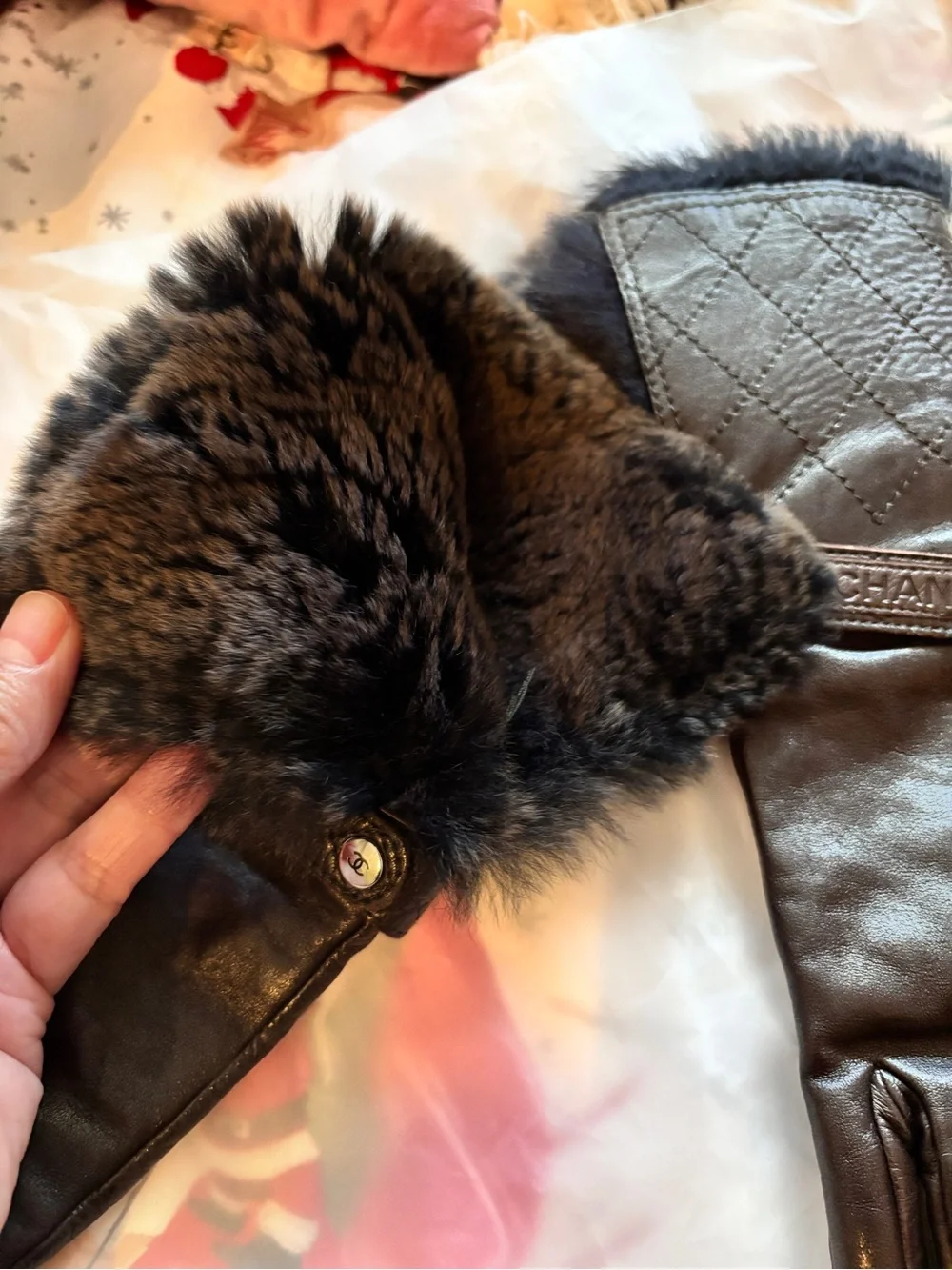 CHANEL Black Quilted Lambskin Cashmere Fur Gloves Size 7